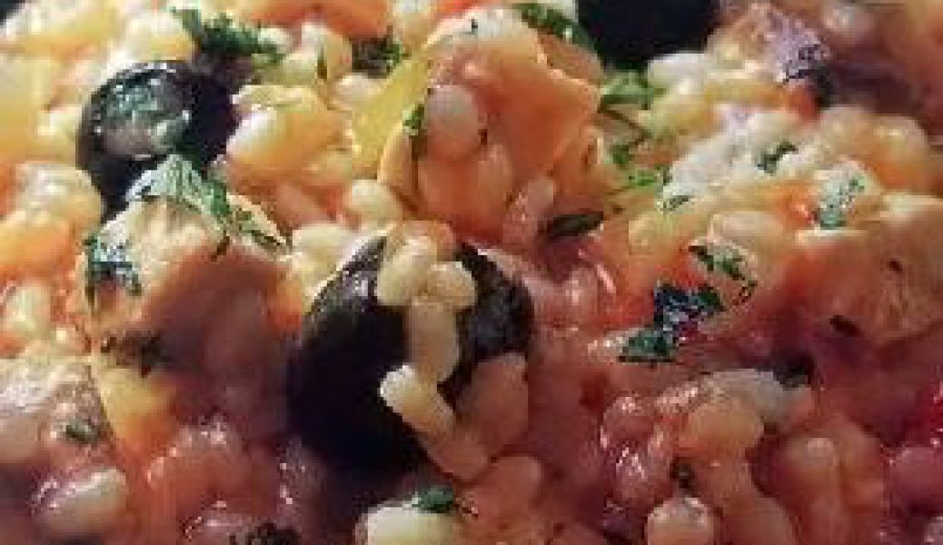 Arroz meloso con bacalao y aceitunas negras en Calamar relleno de butifarra de arroz y culis de aceitunas negras