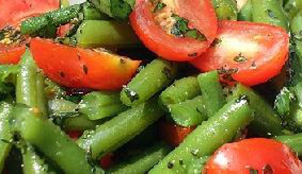 Ensalada de judías verdes con tomates en Ensalada de judías verdes, tomates y aguacate con vinagreta de miel