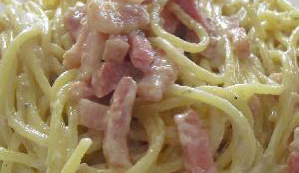 Espaguetis con nata y bacon en Pollo con nata, champiñones y bacon