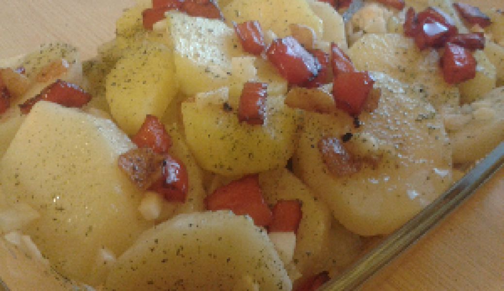 Patatas al horno con ajo, perejil y pimiento rojo frito en Canapés de pimiento rojo con atún