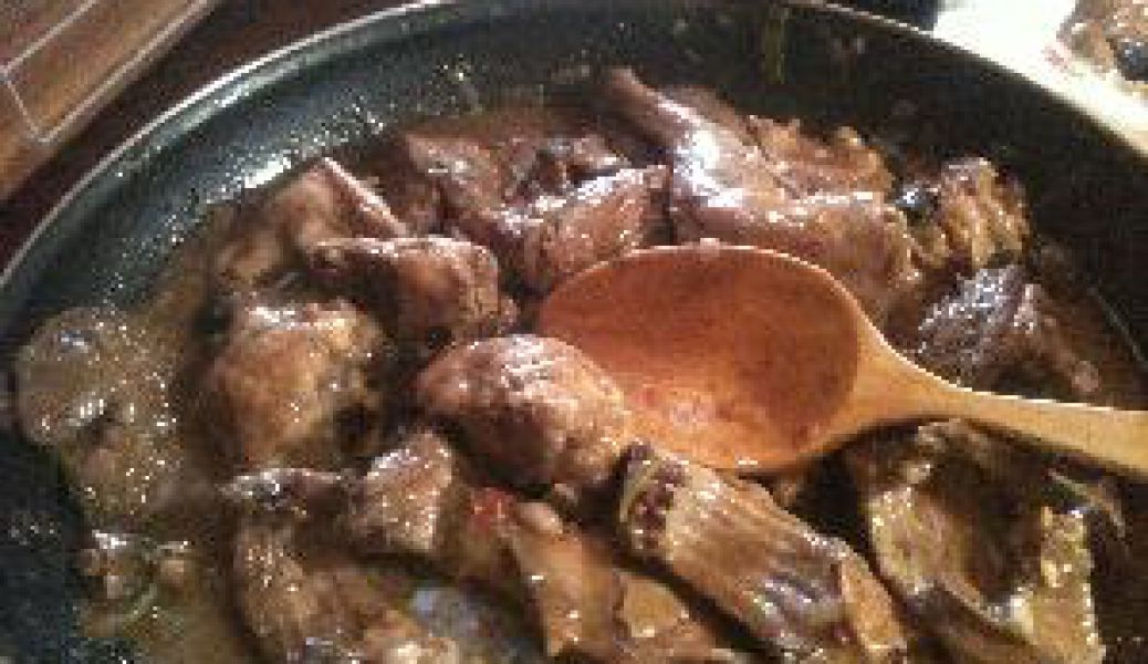 Conejo con setas en Conejo con setas llanegues en salsa de tomate